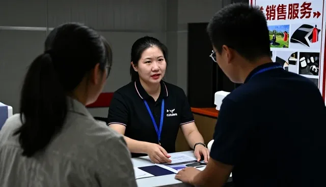 海口秀英区妮优跃服装店打造智能化工作服套装方案